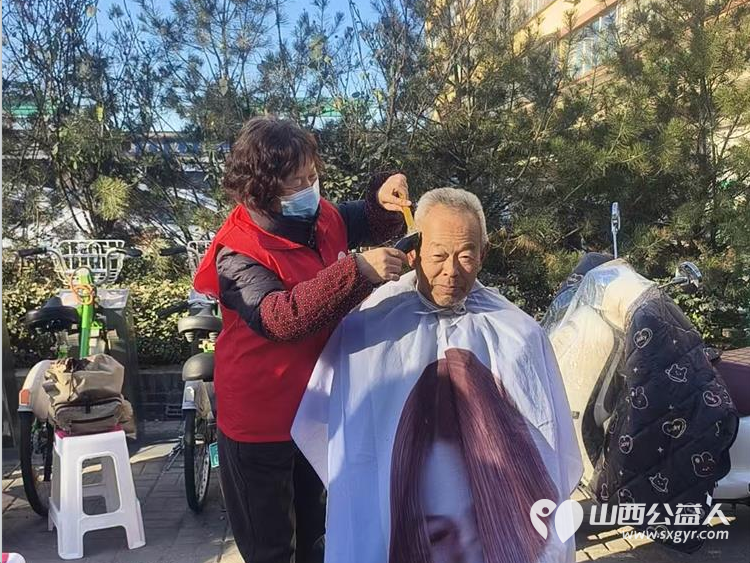介休市敬老协会组织志愿者2025年12月4日走进介休市北关街道北大街社区为社区所有老人爱心理发义诊 - 第8张