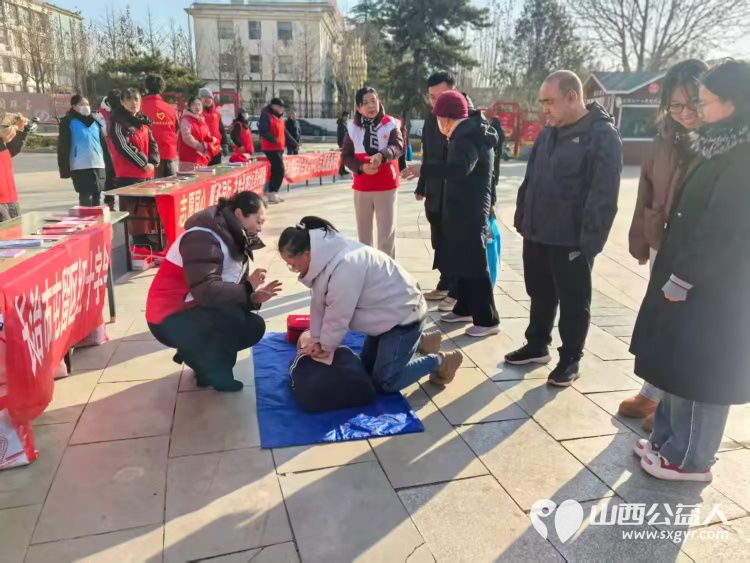 凝聚志愿力量共建美好社会----12月5日国际志愿者日屯留区委社会工作部、区红十字会以及羿神社区开展活动通过急救知识普及将实用技能与暖心关怀传递给居民 - 第7张