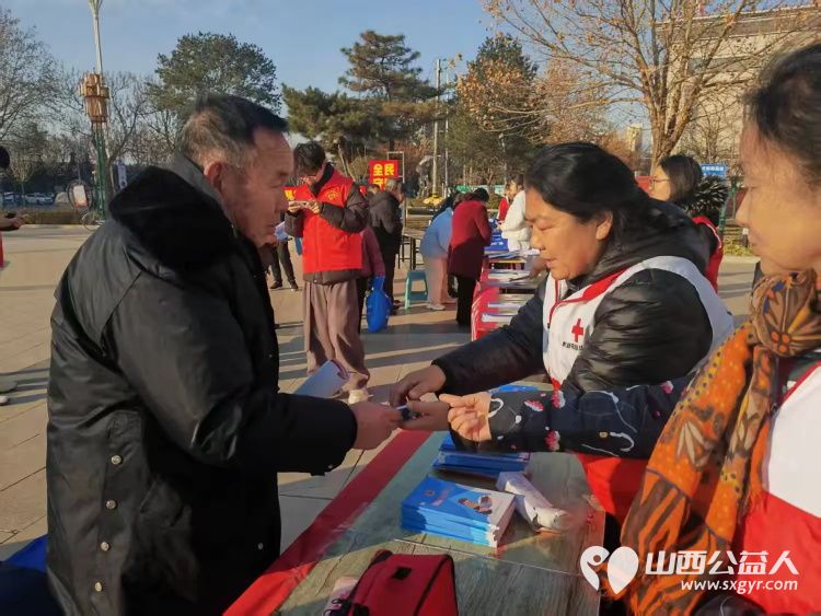 凝聚志愿力量共建美好社会----12月5日国际志愿者日屯留区委社会工作部、区红十字会以及羿神社区开展活动通过急救知识普及将实用技能与暖心关怀传递给居民 - 第11张