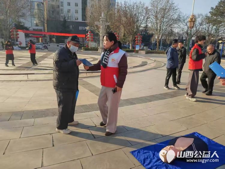 凝聚志愿力量共建美好社会----12月5日国际志愿者日屯留区委社会工作部、区红十字会以及羿神社区开展活动通过急救知识普及将实用技能与暖心关怀传递给居民 - 第10张