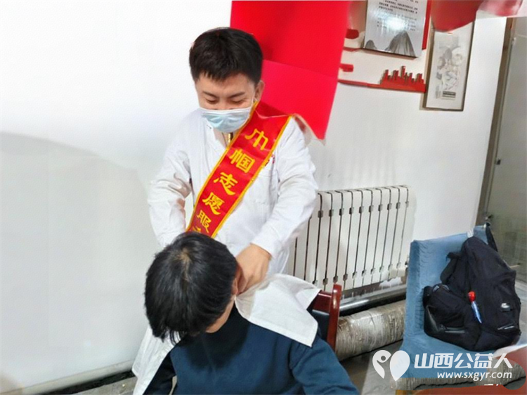 寿阳县卡卡公益组织志愿者开展公益服务有文艺展演也有理发按摩中医理疗守护身体健康全方位为社区居民送上贴心关怀 - 第7张 - 山西公益人 寿阳县卡卡公益组织志愿者开展公益服务有文艺展演也有理发按摩中医理疗守护身体健康全方位为社区居民送上贴心关怀 - 第7张