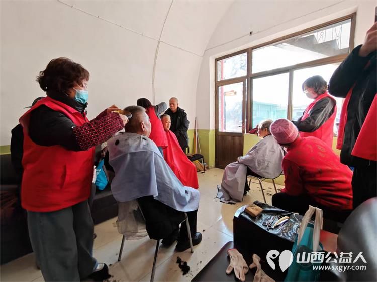 介休市敬老协会敬老爱老助老活动2025年12月6日在义安镇沙堡村为60岁以上所有老人理发体检让老年人生活的更幸福 - 第5张