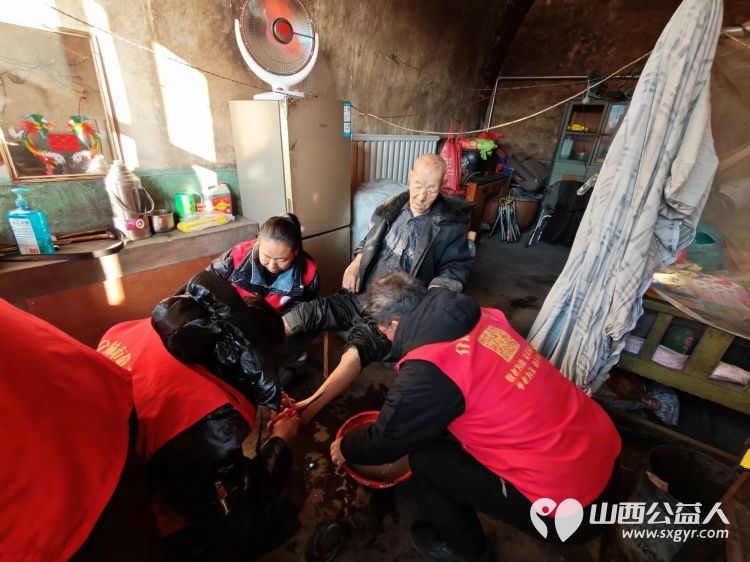 介休市敬老协会志愿者在义安镇沙堡村入户87岁特困曹恩明老人家中为老人打扫室内外卫生、理发洗漱剪指甲、做饭包饺子 - 第7张