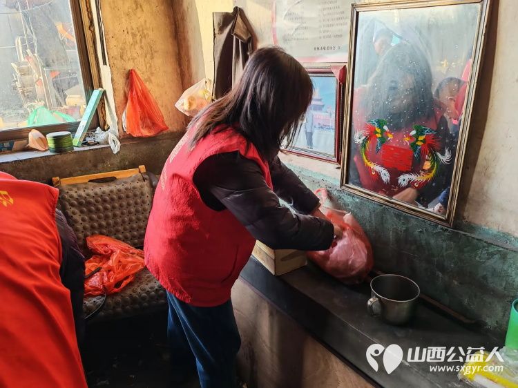 介休市敬老协会志愿者在义安镇沙堡村入户87岁特困曹恩明老人家中为老人打扫室内外卫生、理发洗漱剪指甲、做饭包饺子 - 第15张