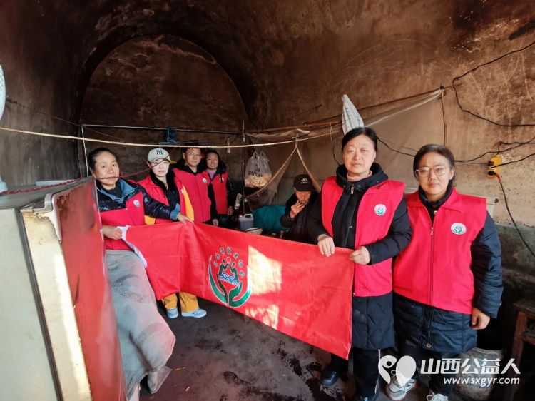 介休市敬老协会志愿者在义安镇沙堡村入户87岁特困曹恩明老人家中为老人打扫室内外卫生、理发洗漱剪指甲、做饭包饺子 - 第1张