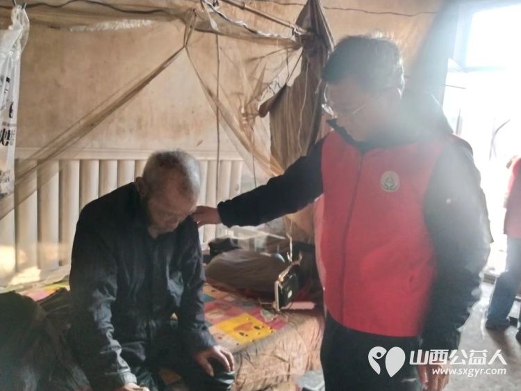 介休市敬老协会志愿者在义安镇沙堡村入户87岁特困曹恩明老人家中为老人打扫室内外卫生、理发洗漱剪指甲、做饭包饺子 - 第2张