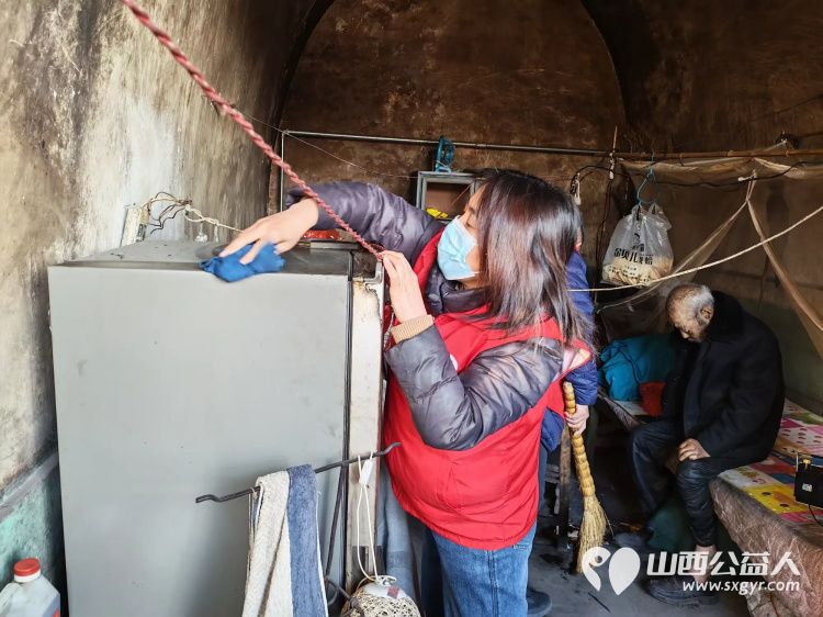 介休市敬老协会志愿者在义安镇沙堡村入户87岁特困曹恩明老人家中为老人打扫室内外卫生、理发洗漱剪指甲、做饭包饺子 - 第14张