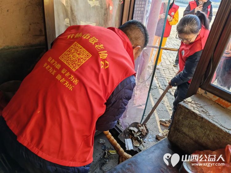 介休市敬老协会志愿者在义安镇沙堡村入户87岁特困曹恩明老人家中为老人打扫室内外卫生、理发洗漱剪指甲、做饭包饺子 - 第17张