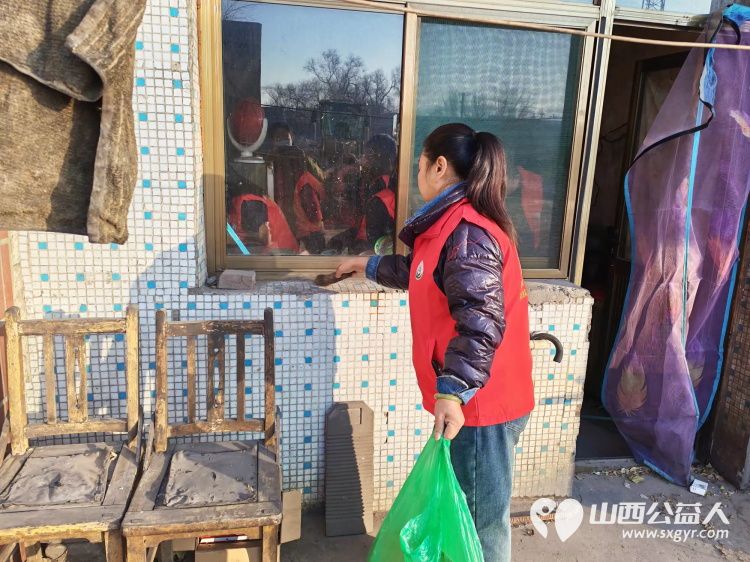 介休市敬老协会志愿者在义安镇沙堡村入户87岁特困曹恩明老人家中为老人打扫室内外卫生、理发洗漱剪指甲、做饭包饺子 - 第13张