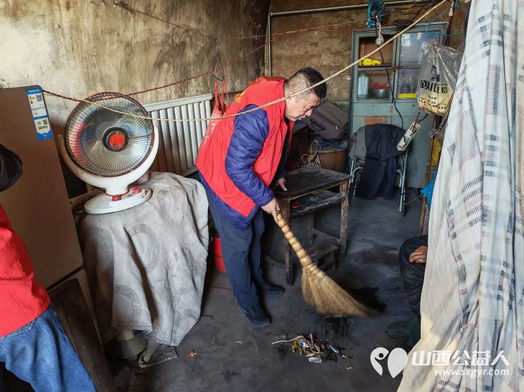介休市敬老协会志愿者在义安镇沙堡村入户87岁特困曹恩明老人家中为老人打扫室内外卫生、理发洗漱剪指甲、做饭包饺子 - 第20张