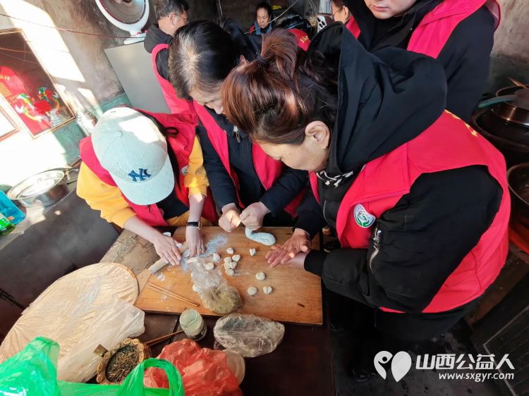 介休市敬老协会志愿者在义安镇沙堡村入户87岁特困曹恩明老人家中为老人打扫室内外卫生、理发洗漱剪指甲、做饭包饺子 - 第9张