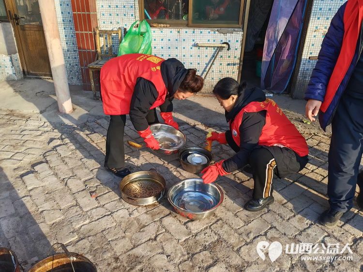 介休市敬老协会志愿者在义安镇沙堡村入户87岁特困曹恩明老人家中为老人打扫室内外卫生、理发洗漱剪指甲、做饭包饺子 - 第18张