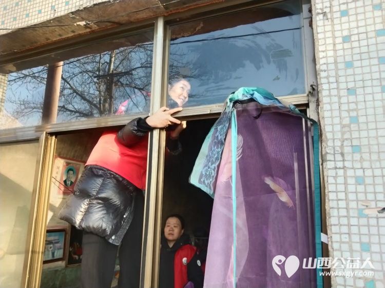 介休市敬老协会志愿者在义安镇沙堡村入户87岁特困曹恩明老人家中为老人打扫室内外卫生、理发洗漱剪指甲、做饭包饺子 - 第11张