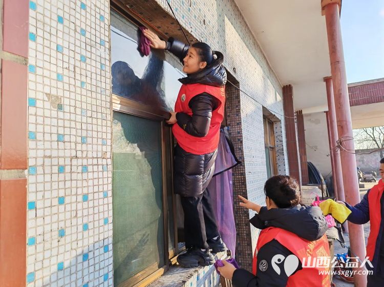介休市敬老协会志愿者在义安镇沙堡村入户87岁特困曹恩明老人家中为老人打扫室内外卫生、理发洗漱剪指甲、做饭包饺子 - 第12张