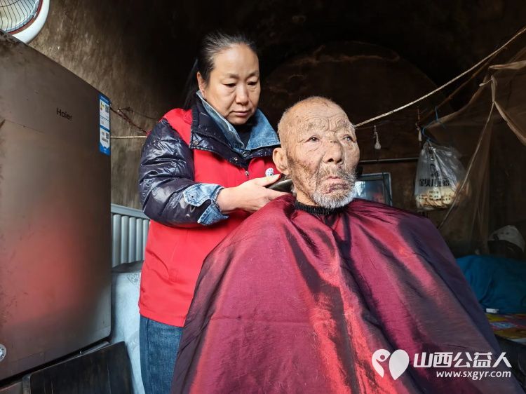 介休市敬老协会志愿者在义安镇沙堡村入户87岁特困曹恩明老人家中为老人打扫室内外卫生、理发洗漱剪指甲、做饭包饺子 - 第3张