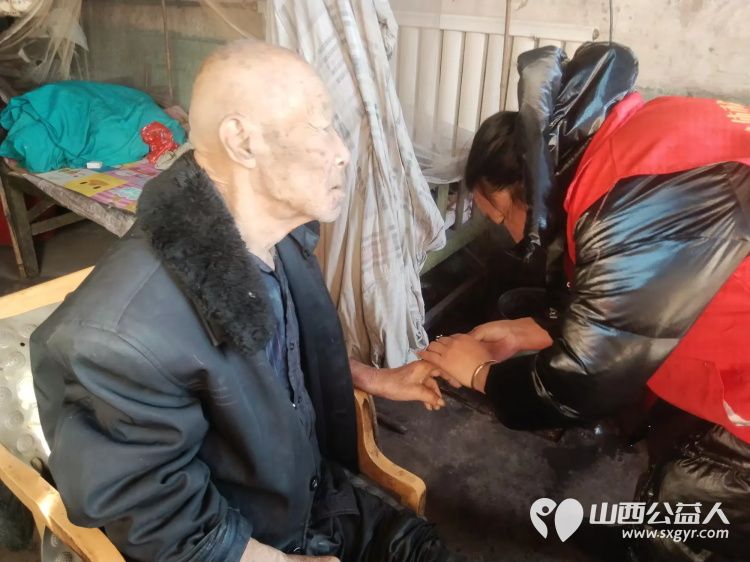 介休市敬老协会志愿者在义安镇沙堡村入户87岁特困曹恩明老人家中为老人打扫室内外卫生、理发洗漱剪指甲、做饭包饺子 - 第4张