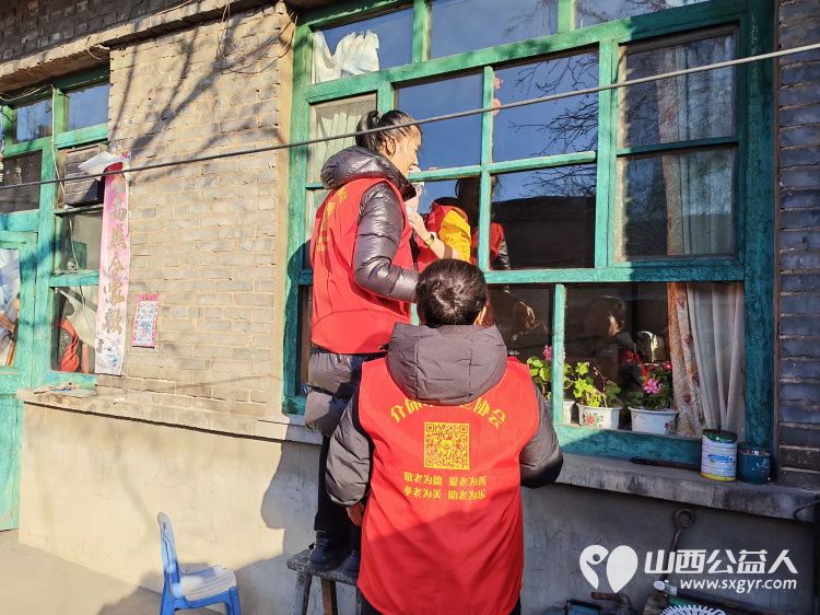 介休市敬老协会在义安镇沙堡村入户80岁特困张大海老人家中为老人擦玻璃、包饺子 - 第7张
