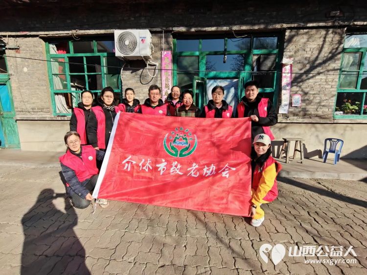 介休市敬老协会在义安镇沙堡村入户80岁特困张大海老人家中为老人擦玻璃、包饺子 - 第1张