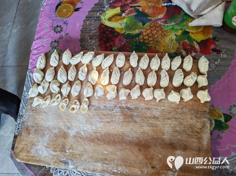 介休市敬老协会在义安镇沙堡村入户80岁特困张大海老人家中为老人擦玻璃、包饺子 - 第4张