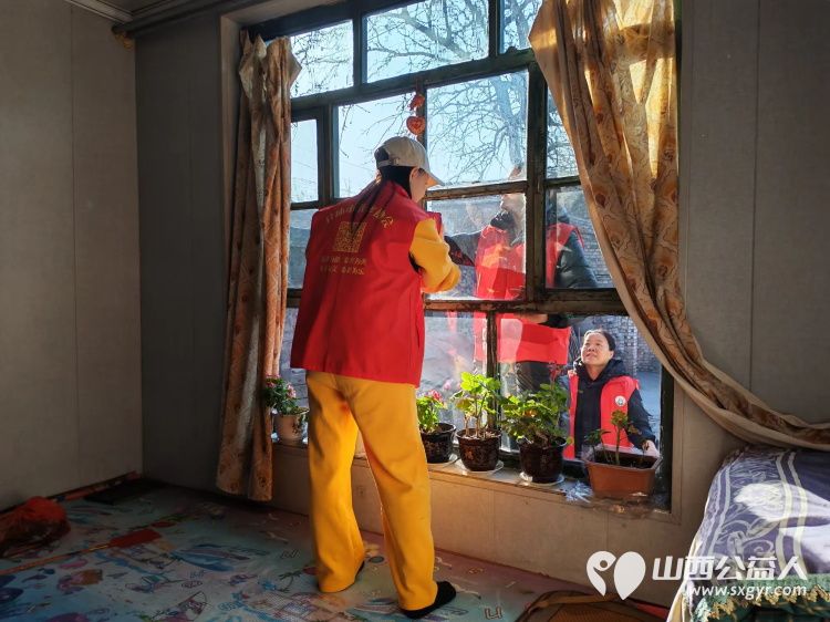 介休市敬老协会在义安镇沙堡村入户80岁特困张大海老人家中为老人擦玻璃、包饺子 - 第9张