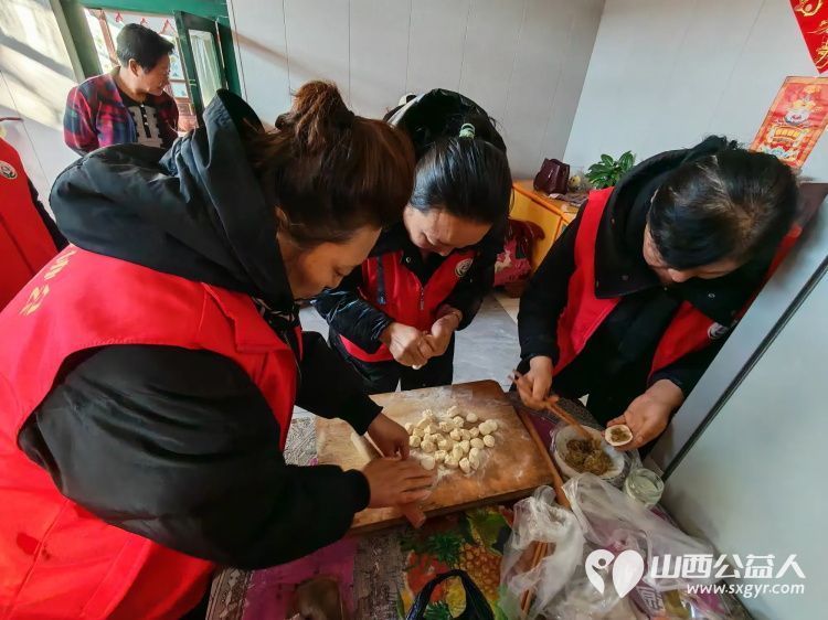 介休市敬老协会在义安镇沙堡村入户80岁特困张大海老人家中为老人擦玻璃、包饺子 - 第3张