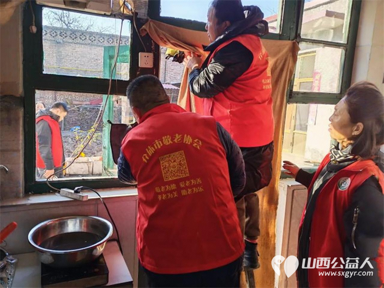 介休市敬老协会在义安镇沙堡村入户80岁特困张大海老人家中为老人擦玻璃、包饺子 - 第6张