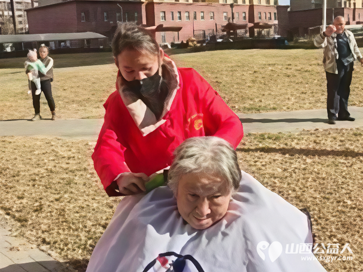 志愿者日暖心慰问 长治市义工协会的志愿者们携手潞州区潞才社区为辛勤工作的公交司机们送去了厚厚的棉手套和八宝粥传递着关怀与敬意 - 第8张