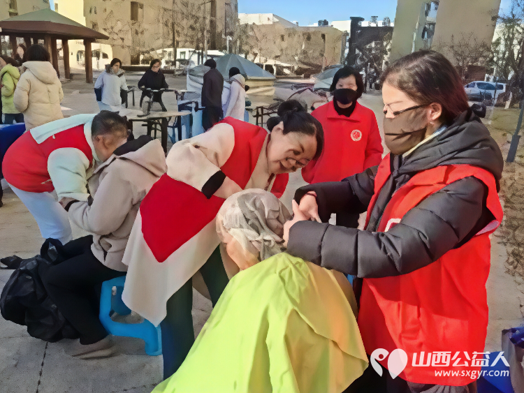 志愿者日暖心慰问 长治市义工协会的志愿者们携手潞州区潞才社区为辛勤工作的公交司机们送去了厚厚的棉手套和八宝粥传递着关怀与敬意 - 第7张