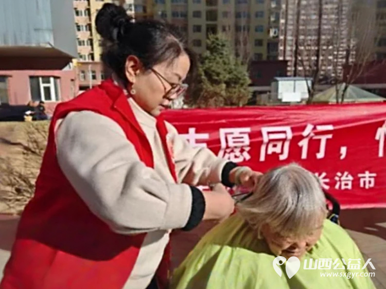 志愿者日暖心慰问 长治市义工协会的志愿者们携手潞州区潞才社区为辛勤工作的公交司机们送去了厚厚的棉手套和八宝粥传递着关怀与敬意 - 第6张