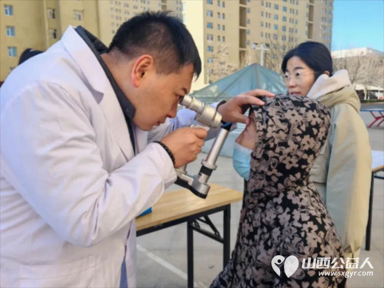 志愿者日暖心慰问 长治市义工协会的志愿者们携手潞州区潞才社区为辛勤工作的公交司机们送去了厚厚的棉手套和八宝粥传递着关怀与敬意 - 第12张