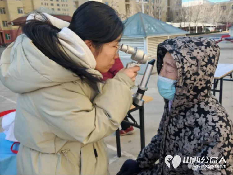 志愿者日暖心慰问 长治市义工协会的志愿者们携手潞州区潞才社区为辛勤工作的公交司机们送去了厚厚的棉手套和八宝粥传递着关怀与敬意 - 第11张