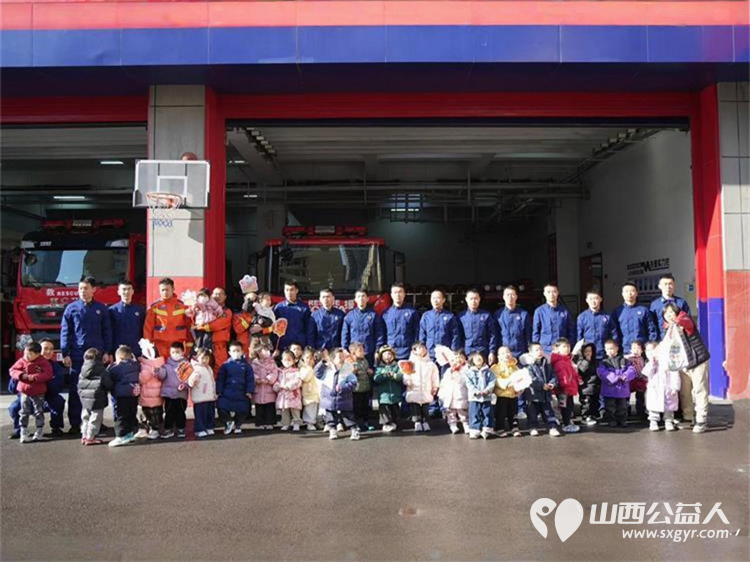 稚子携心慰问消防英雄之勇铭记于心 省政府机关幼儿园萌娃走进消防站致敬“火焰蓝” - 第1张