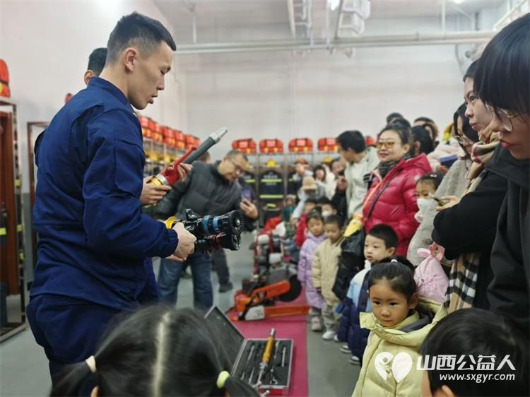 稚子携心慰问消防英雄之勇铭记于心 省政府机关幼儿园萌娃走进消防站致敬“火焰蓝” - 第2张