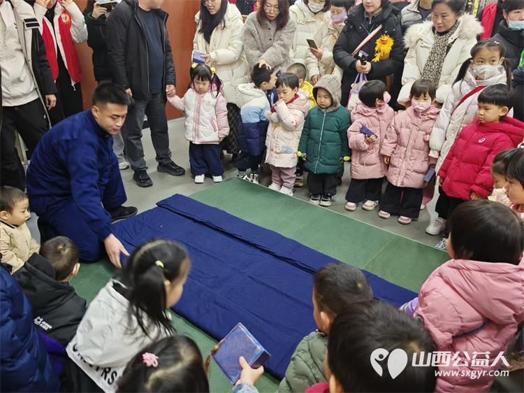 稚子携心慰问消防英雄之勇铭记于心 省政府机关幼儿园萌娃走进消防站致敬“火焰蓝” - 第3张