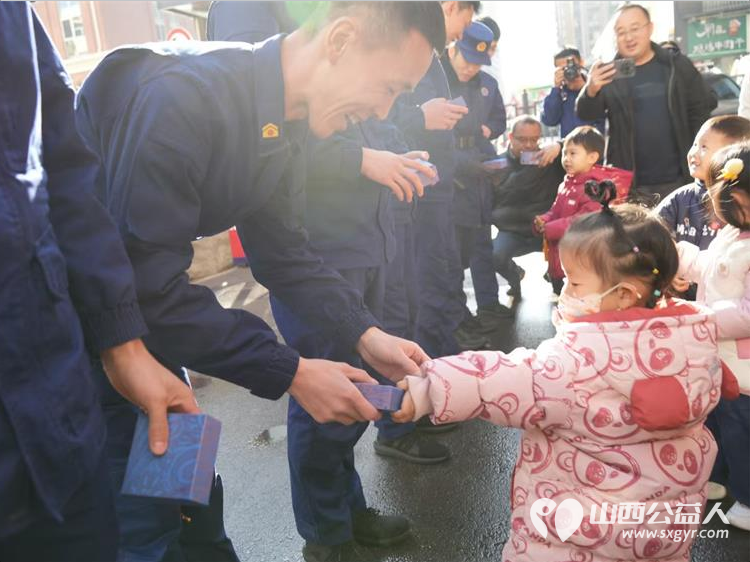 稚子携心慰问消防英雄之勇铭记于心 省政府机关幼儿园萌娃走进消防站致敬“火焰蓝” - 第4张