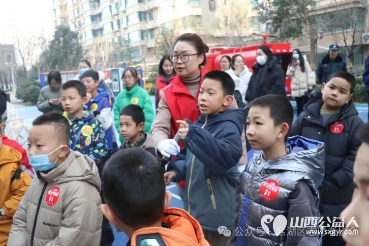 以案为鉴学消防实操实训保平安----运城市爱心驿站社会工作服务中心联合消防大队消防安全教育活动进社区 - 第3张 - 山西公益人 以案为鉴学消防实操实训保平安----运城市爱心驿站社会工作服务中心联合消防大队消防安全教育活动进社区 - 第3张