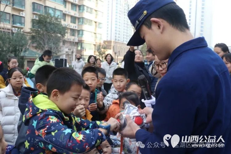 以案为鉴学消防实操实训保平安----运城市爱心驿站社会工作服务中心联合消防大队消防安全教育活动进社区 - 第5张 - 山西公益人 以案为鉴学消防实操实训保平安----运城市爱心驿站社会工作服务中心联合消防大队消防安全教育活动进社区 - 第5张