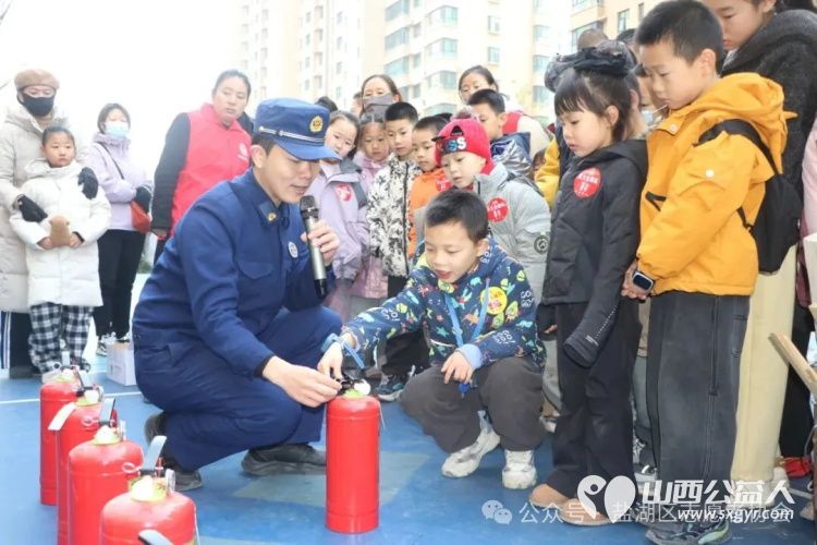 以案为鉴学消防实操实训保平安----运城市爱心驿站社会工作服务中心联合消防大队消防安全教育活动进社区 - 第11张 - 山西公益人 以案为鉴学消防实操实训保平安----运城市爱心驿站社会工作服务中心联合消防大队消防安全教育活动进社区 - 第11张