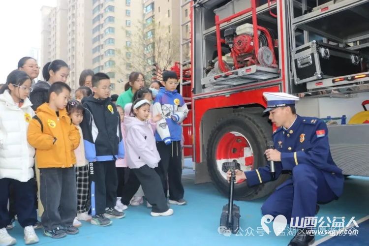 以案为鉴学消防实操实训保平安----运城市爱心驿站社会工作服务中心联合消防大队消防安全教育活动进社区 - 第9张 - 山西公益人 以案为鉴学消防实操实训保平安----运城市爱心驿站社会工作服务中心联合消防大队消防安全教育活动进社区 - 第9张