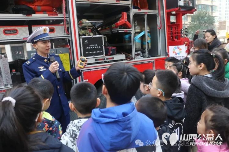 以案为鉴学消防实操实训保平安----运城市爱心驿站社会工作服务中心联合消防大队消防安全教育活动进社区 - 第8张 - 山西公益人 以案为鉴学消防实操实训保平安----运城市爱心驿站社会工作服务中心联合消防大队消防安全教育活动进社区 - 第8张