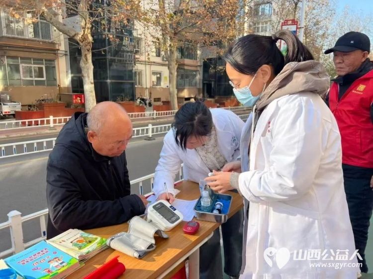 晋城市慈善总会同行志愿服务队12.5国际志愿者日活动为社区老年朋友们提供义诊义务理发等志愿服务为志愿者送上免费体检福利 - 第4张