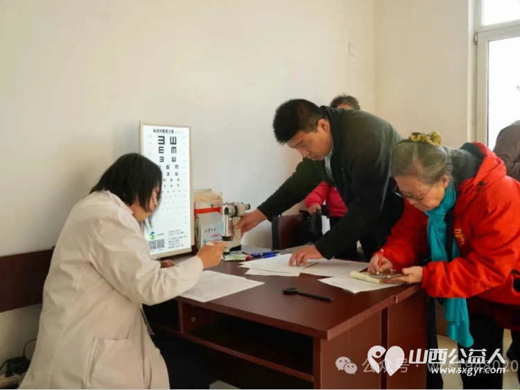介休市绵山眼科医院关爰老年人健康携带检测仪器深入到老年人聚集地----老干部活动中心(老年大学)开展义诊活动 - 第3张 - 山西公益人 介休市绵山眼科医院关爰老年人健康携带检测仪器深入到老年人聚集地----老干部活动中心(老年大学)开展义诊活动 - 第3张