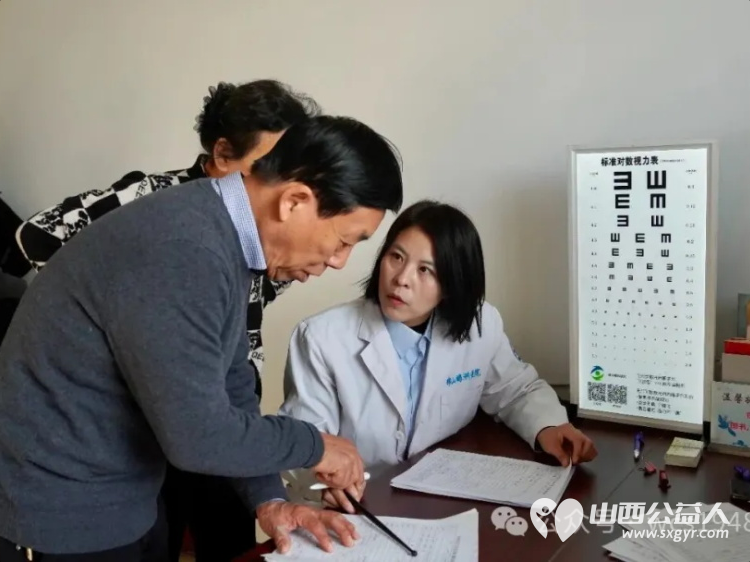 介休市绵山眼科医院关爰老年人健康携带检测仪器深入到老年人聚集地----老干部活动中心(老年大学)开展义诊活动 - 第4张 - 山西公益人 介休市绵山眼科医院关爰老年人健康携带检测仪器深入到老年人聚集地----老干部活动中心(老年大学)开展义诊活动 - 第4张