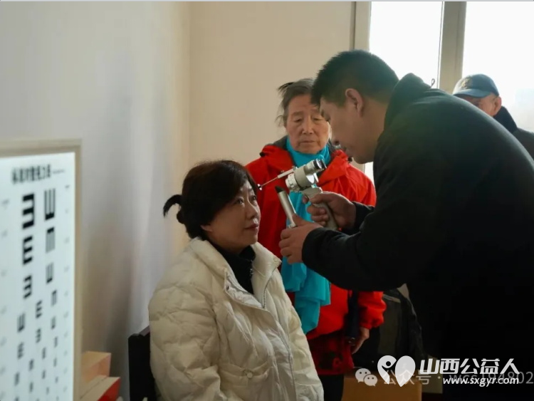 介休市绵山眼科医院关爰老年人健康携带检测仪器深入到老年人聚集地----老干部活动中心(老年大学)开展义诊活动 - 第5张 - 山西公益人 介休市绵山眼科医院关爰老年人健康携带检测仪器深入到老年人聚集地----老干部活动中心(老年大学)开展义诊活动 - 第5张