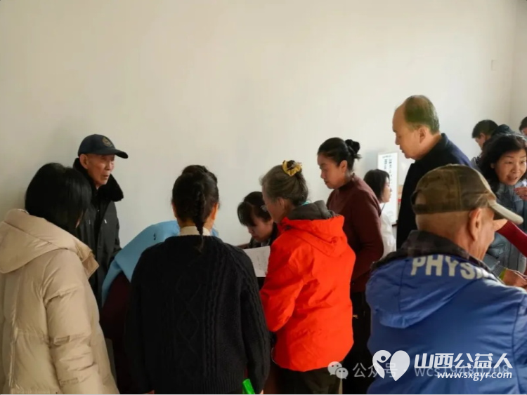 介休市绵山眼科医院关爰老年人健康携带检测仪器深入到老年人聚集地----老干部活动中心(老年大学)开展义诊活动 - 第2张 - 山西公益人 介休市绵山眼科医院关爰老年人健康携带检测仪器深入到老年人聚集地----老干部活动中心(老年大学)开展义诊活动 - 第2张