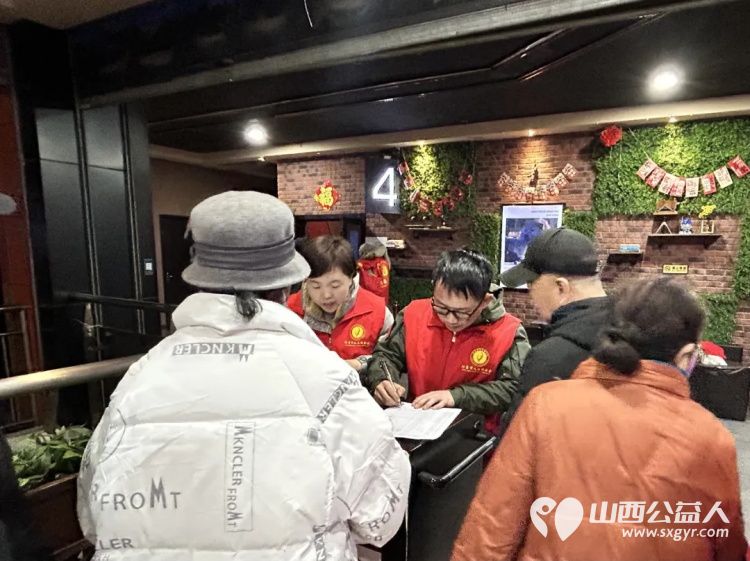 阳泉市义工联合会携阳泉九达国际影城联合邀请99位老人免费观看了热播电影《得闲谨制》陪他们看一场电影用关爱赢得老人的快乐 - 第5张