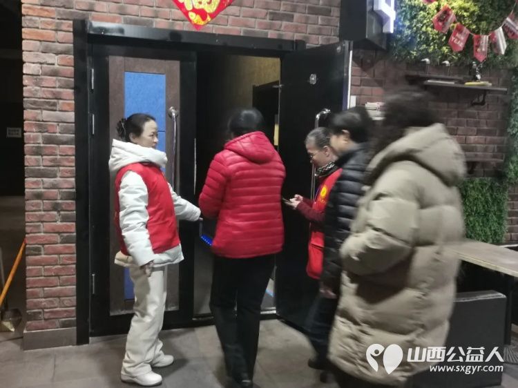 阳泉市义工联合会携阳泉九达国际影城联合邀请99位老人免费观看了热播电影《得闲谨制》陪他们看一场电影用关爱赢得老人的快乐 - 第8张