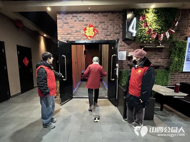 阳泉市义工联合会携阳泉九达国际影城联合邀请99位老人免费观看了热播电影《得闲谨制》陪他们看一场电影用关爱赢得老人的快乐 - 第7张