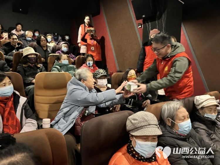阳泉市义工联合会携阳泉九达国际影城联合邀请99位老人免费观看了热播电影《得闲谨制》陪他们看一场电影用关爱赢得老人的快乐 - 第10张