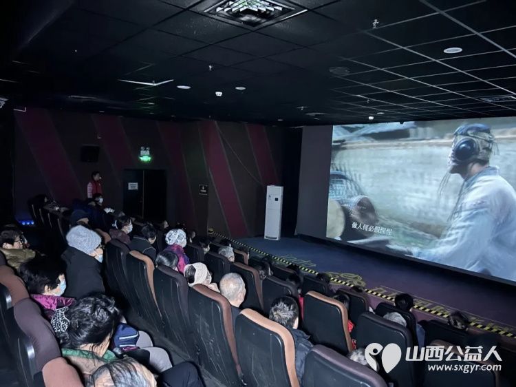 阳泉市义工联合会携阳泉九达国际影城联合邀请99位老人免费观看了热播电影《得闲谨制》陪他们看一场电影用关爱赢得老人的快乐 - 第12张